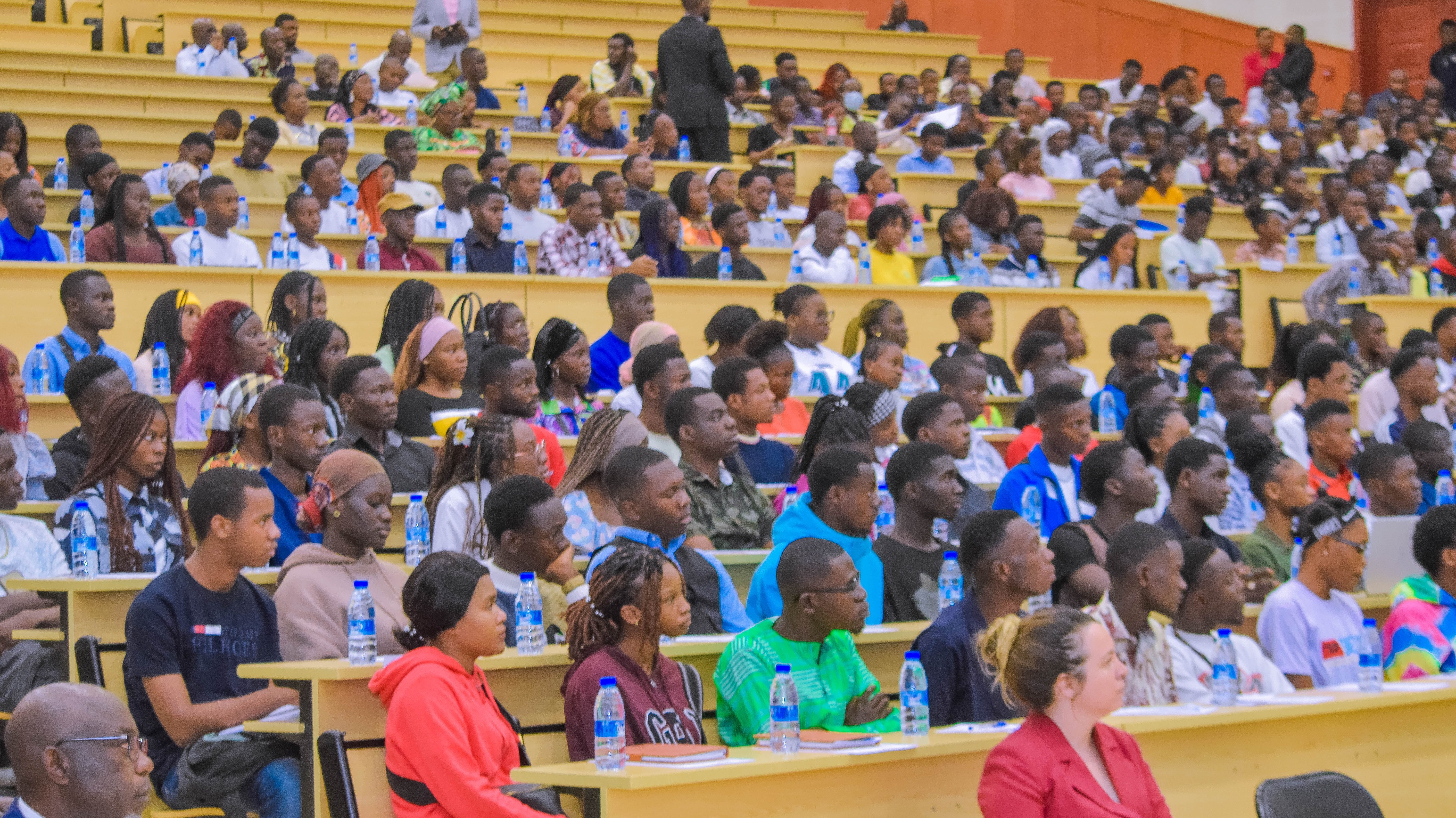 Une foule de nouveaux bacheliers attentive lors d'un discours à un salon de l'information et de l'orientation universitaire à Brazzaville, avec un focus sur l'éducation et l'avenir professionnel.