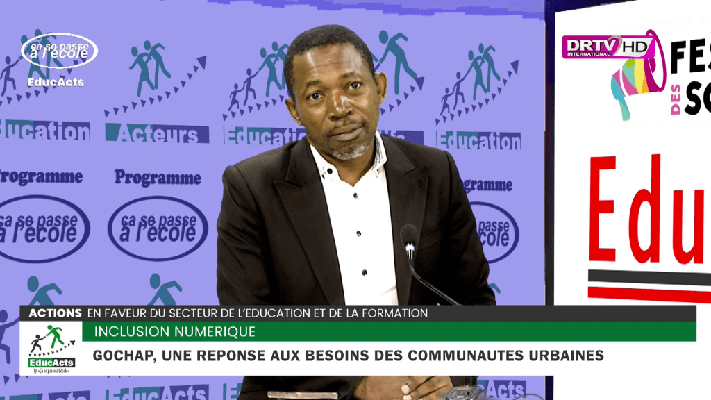 Un journaliste présente les avantages de l'application GoChap pour l'éducation, avec des logos d'organisations éducatives en arrière-plan.